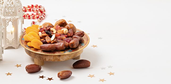 ramadankareemandiftarmuslimfoodholidayconcept-trayswith